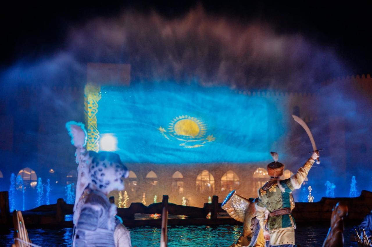 Karavansaray Turkistan Harbour Hotel -Flying Theatre Access Exteriér fotografie The flag of Kazakhstan