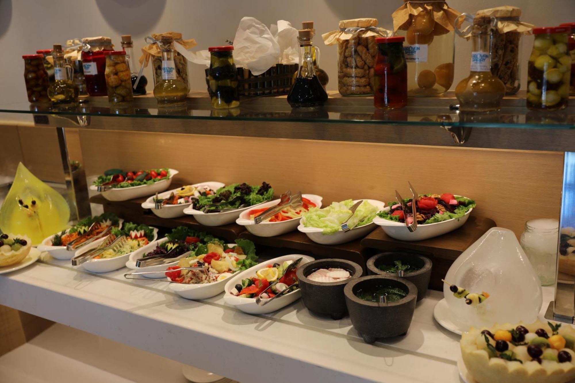 Karavansaray Turkistan Harbour Hotel -Flying Theatre Access Exteriér fotografie A salad bar