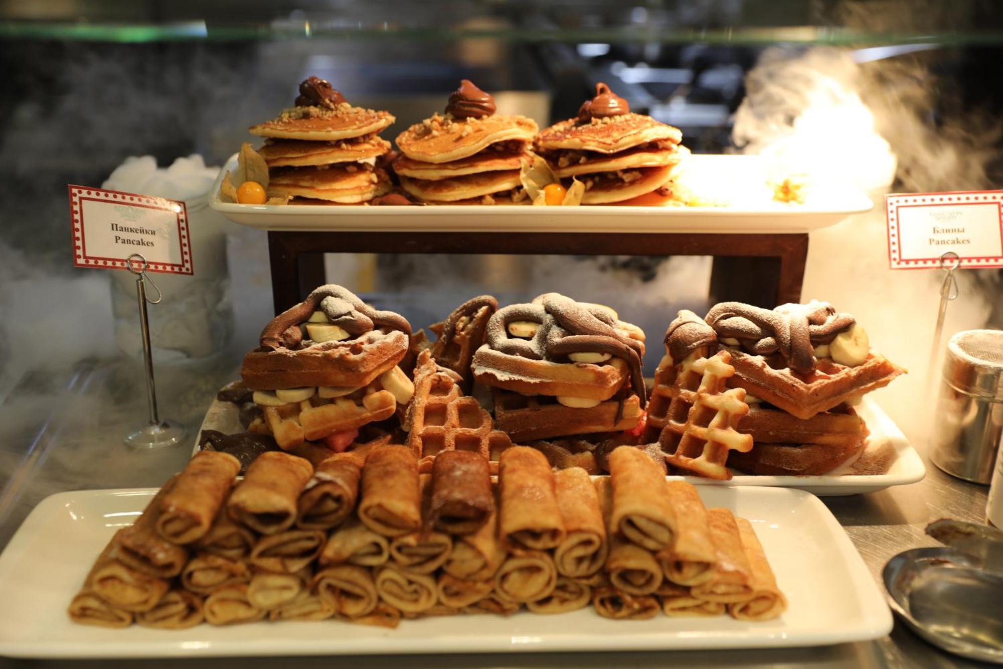 Karavansaray Turkistan Harbour Hotel -Flying Theatre Access Exteriér fotografie A display of various Italian pastries