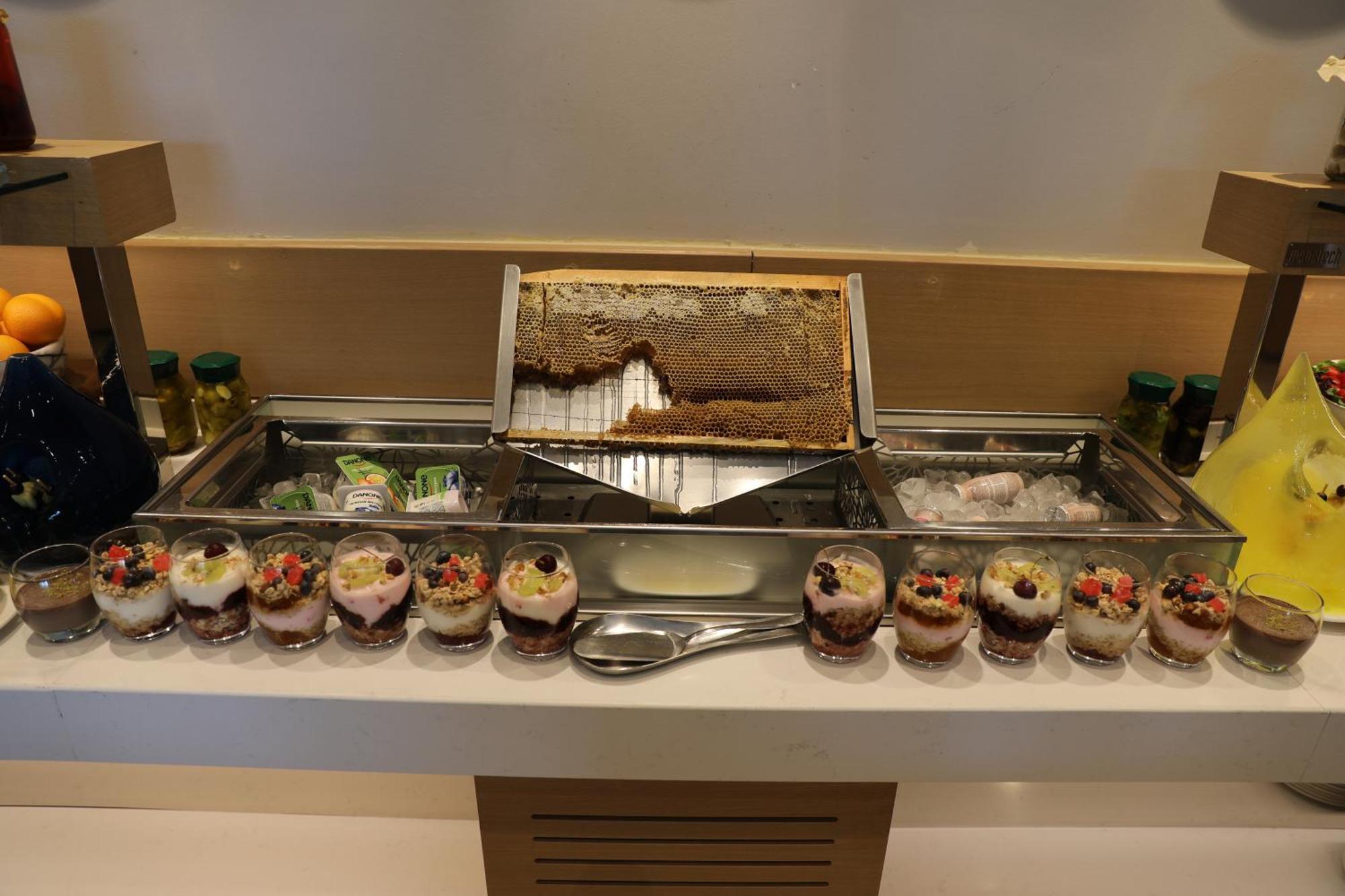 Karavansaray Turkistan Harbour Hotel -Flying Theatre Access Exteriér fotografie Honeycomb and honey at a buffet