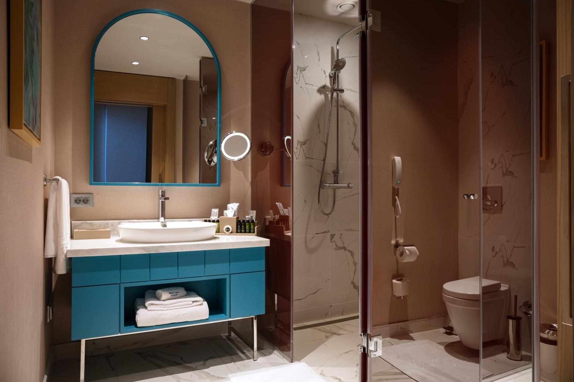 Karavansaray Turkistan Harbour Hotel -Flying Theatre Access Exteriér fotografie A bathroom in a hotel