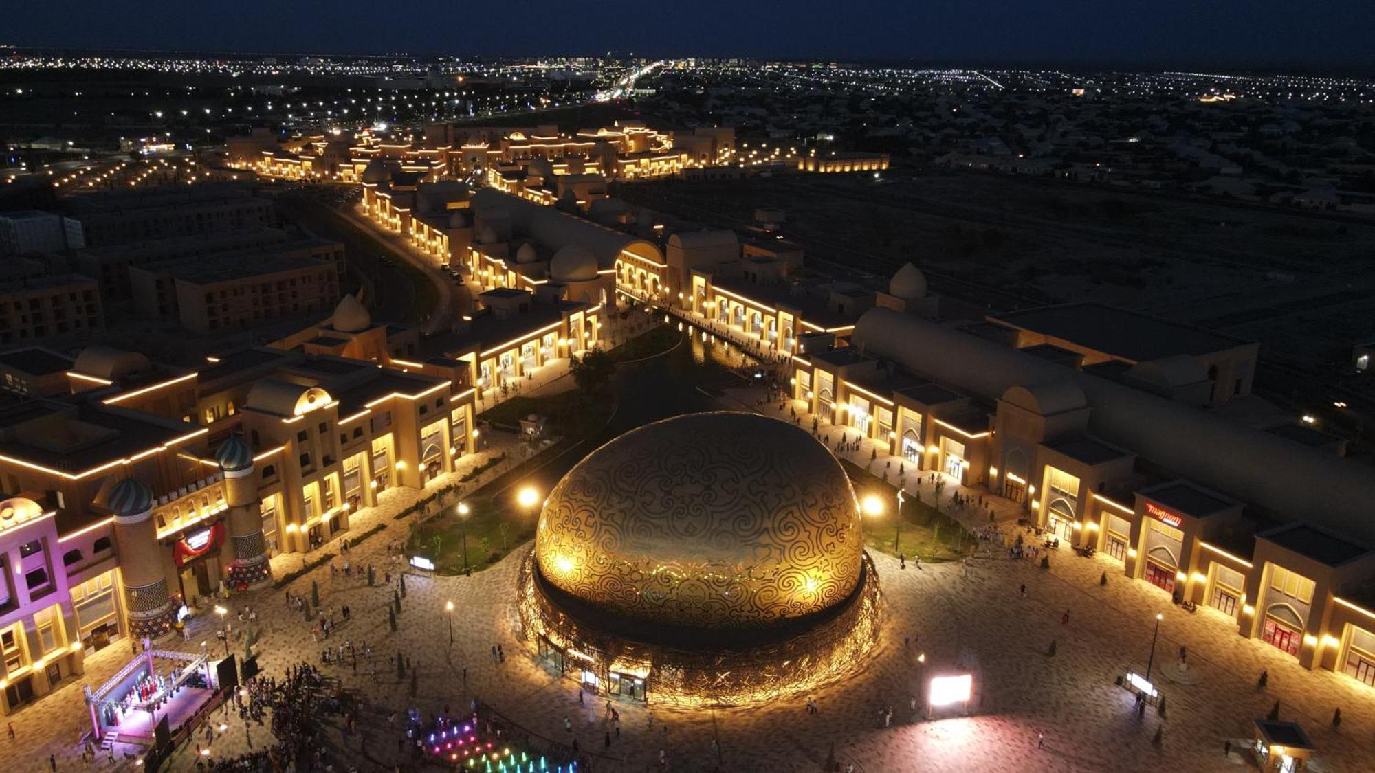 Karavansaray Turkistan Harbour Hotel -Flying Theatre Access Exteriér fotografie Al-Shaqra at night