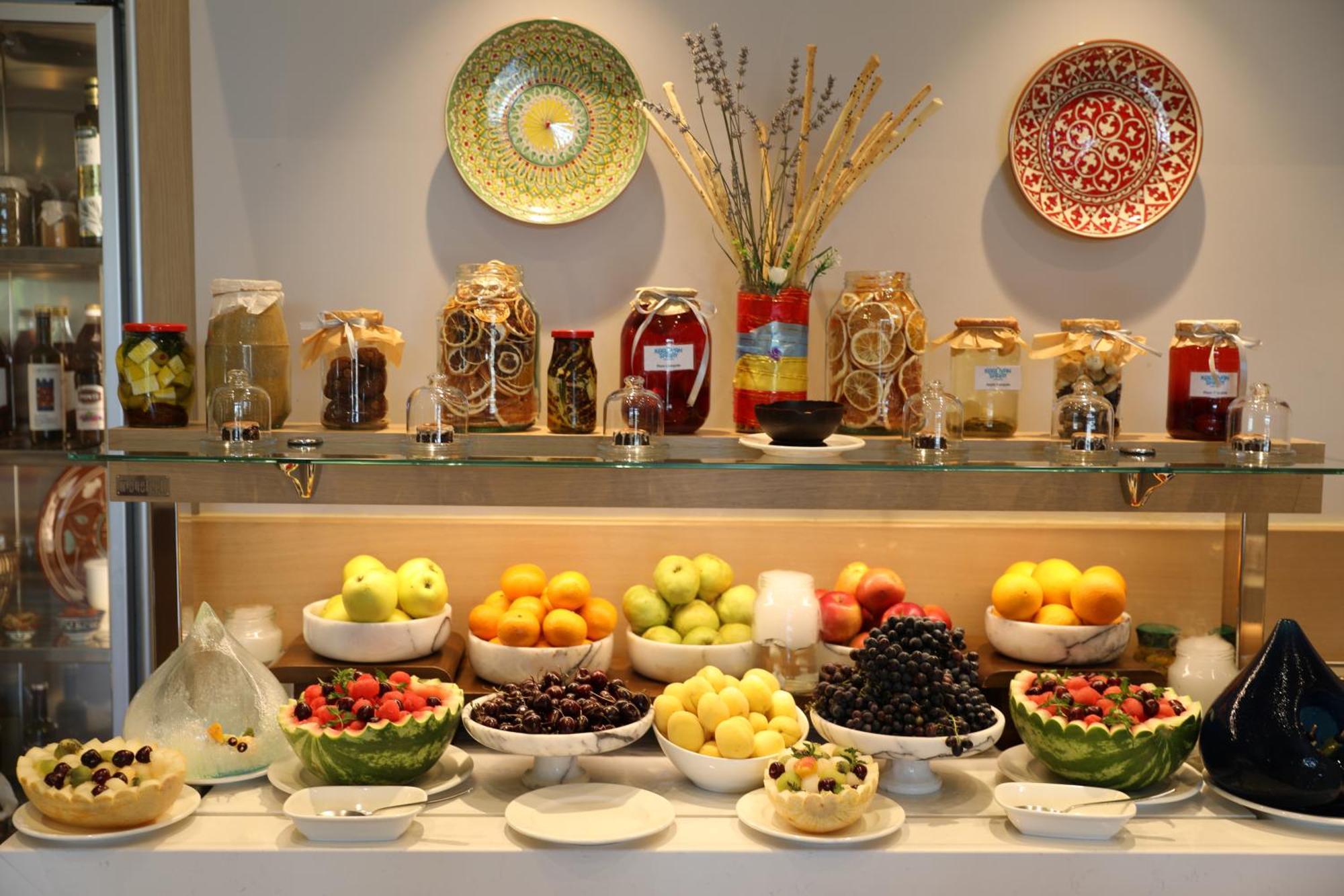 Karavansaray Turkistan Harbour Hotel -Flying Theatre Access Exteriér fotografie A fruit salad bar